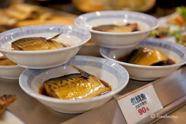 Cooked, grilled or fried Mackerel and other food available. 由各類煮、燒或烤鯖魚和其他菜色。