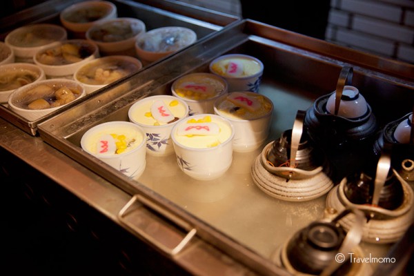 It's amazing that this little street restaurant offers warm soup and steamed eggs. 路邊平民餐廳也有暖烘烘的燉湯和燉蛋。