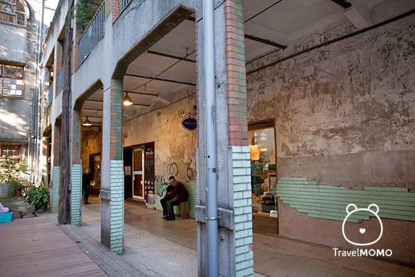 You may see the original tiles and structures of the buildings everywhere. 園區內到處都可以看到原始建築材料，很有特色。