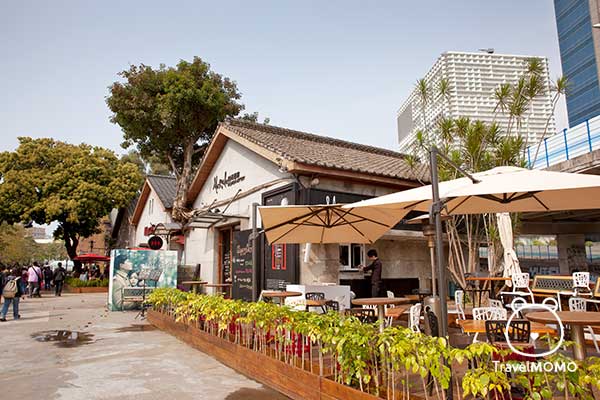 It is a self-sustained park with many choices of bars and restaurants in the Park where you can easily spend a day. 園區內有不少餐廳、咖啡廳及酒吧，是一個可以玩一天的地方。