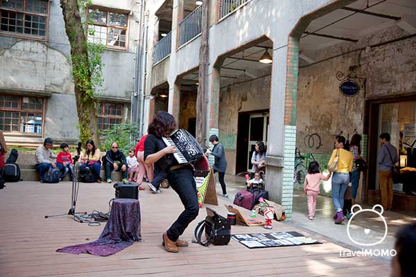 It's a place where there are performers and audience. 文化創意園區有表演者，亦有知音人。