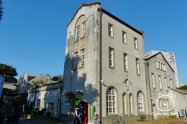 Huashan Creative Park consists of a few old buildings. 華山文創區內有幾棟古舊建築，充滿文化歷史氣氛。