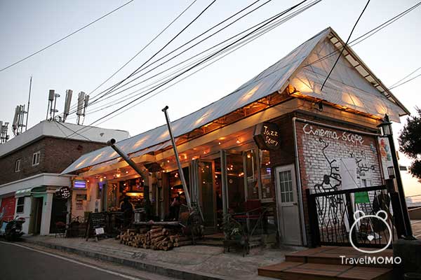 More bars and restaurants are open in the mural village 壁畫村多了一些餐廳酒吧可以休息一下
