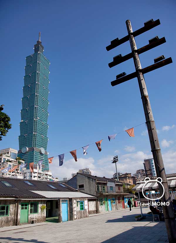 Big contrast: an old military families quarters right next to Taipei 101 古老眷村就在台北最高地標101附近！