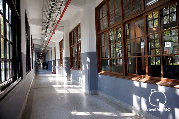 The interior of the buildings remains very historic, it's a great photo spot. 菸廠內的裝修很有懷舊feel，是拍照景點。