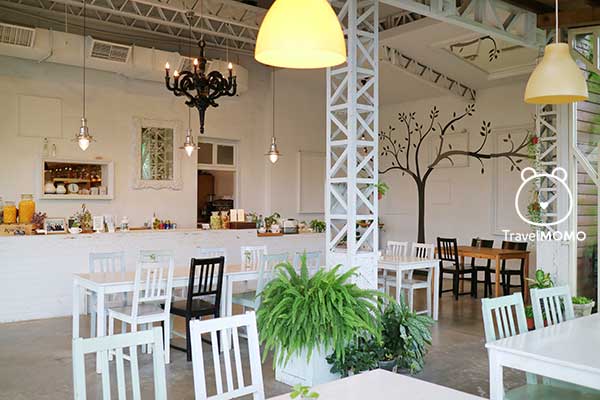 The coffee shop at Agrioz. 橘子之鄉的咖啡廳。