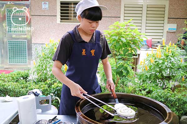 Frying spring onion pancakes. 煎炸三星蔥油餅