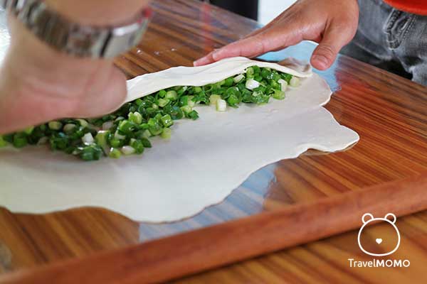 Making spring onion pancakes 製作三星蔥餅
