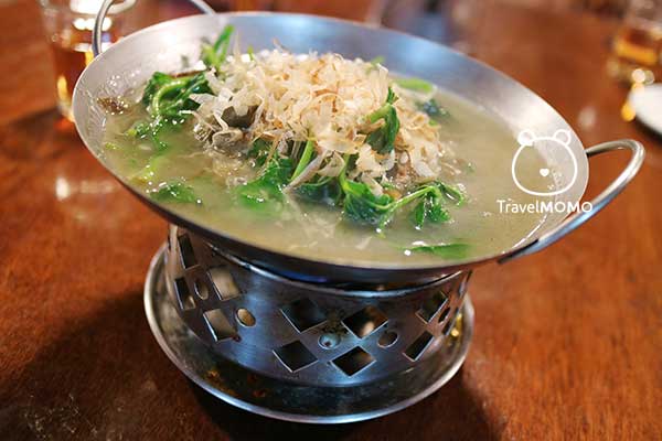 The vegetables in soup with bonito flakes on top. 日食上湯菜加木魚碎。