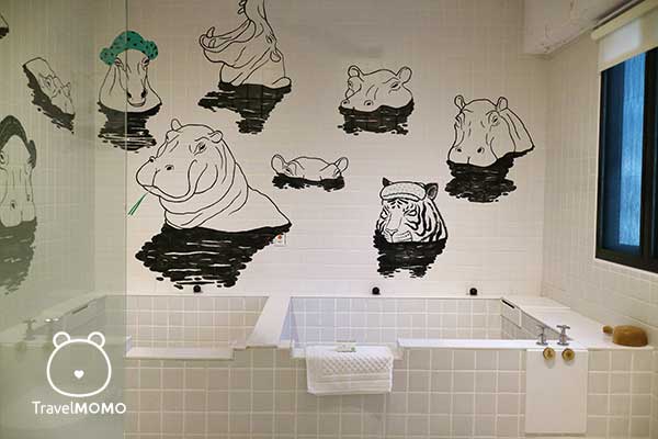 The private room is designed with hippo theme. 這溫泉房間以河馬為主題。