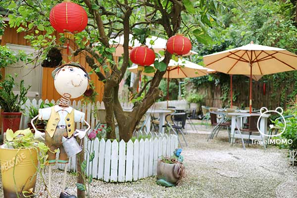 Lake Cafe at Wang Long Pi 花田村湖畔咖啡
