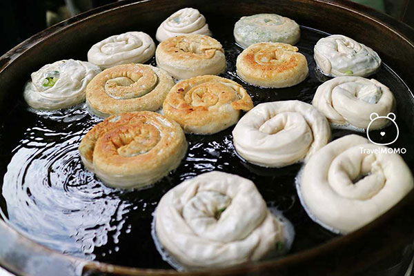 Frying spring onion pancakes 煎炸三星蔥油餅