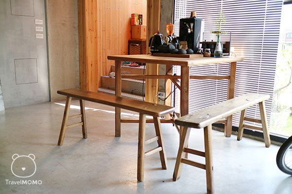 Old wooden furniture at Kmage 影樓的舊木傢俬