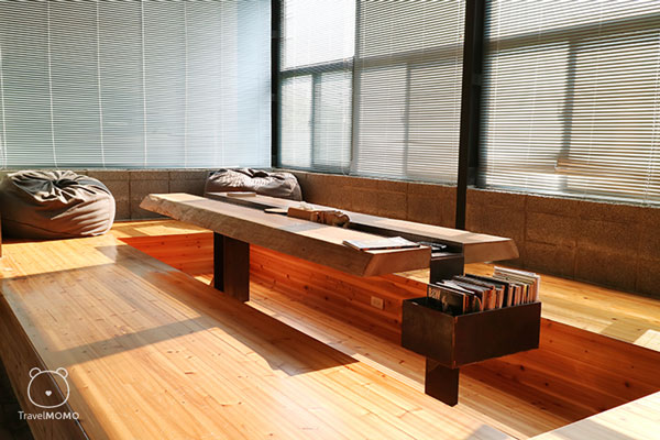 Kmage's dining and lounge area 影樓的客飯廳