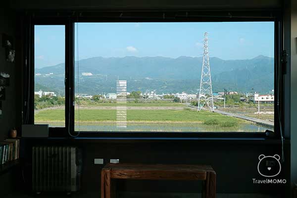 The big window in the bedroom of Kmage 影樓睡房的大窗戶
