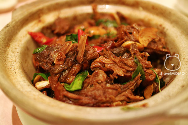 Three-cup duck in clay pot. 三杯鴨