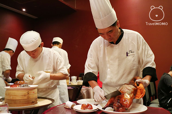 Slicing the Cherry Valley duck 櫻桃鴨片皮