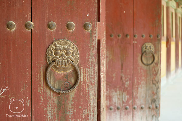 The dragon head door knocks 龍頭門敲扣