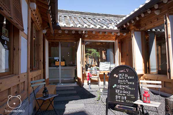 The entrance of LN Cafe in Bukchon 首爾北村 LN Cafe
