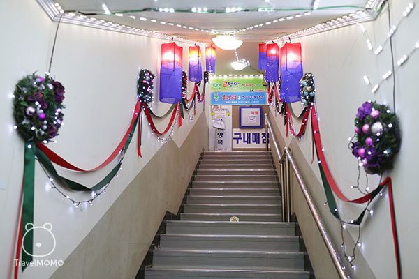 Staircase to the restaurant 餐廳的樓梯
