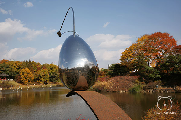 首爾奧林匹克公園的「直至無限的旅程」雕塑