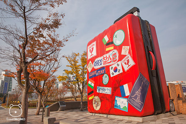 Outdoor display at DDP 東大門設計廣場屋外展覽擺設