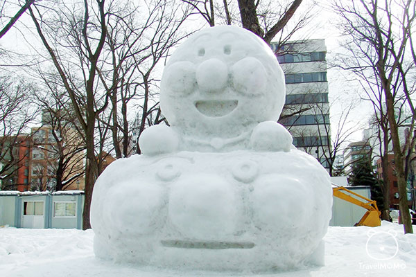 I believe this theme is the world collaboration to protect the earth. 相信是全世界保護地球主題的雪雕。