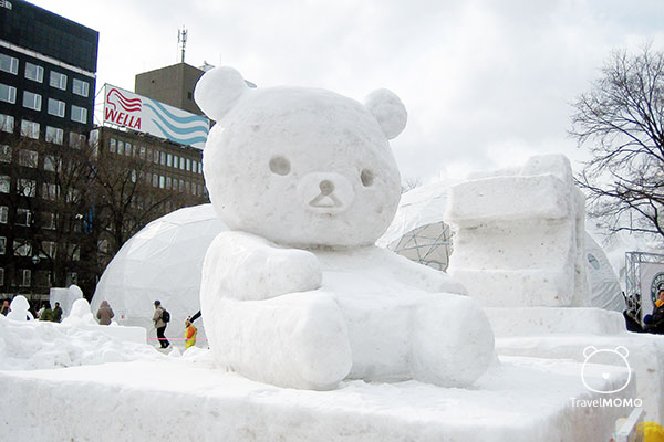 I believe this theme is the world collaboration to protect the earth. 相信是全世界保護地球主題的雪雕。