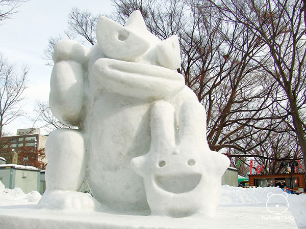 I believe this theme is the world collaboration to protect the earth. 相信是全世界保護地球主題的雪雕。
