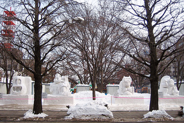 I believe this theme is the world collaboration to protect the earth. 相信是全世界保護地球主題的雪雕。