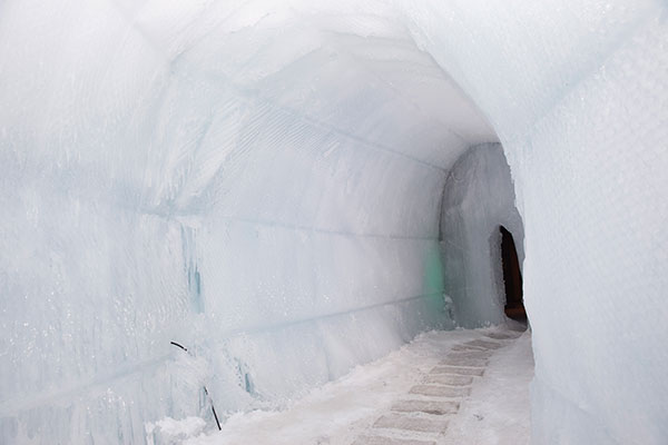 Lake Shikotsu Ice Festival. 支笏湖冰濤節。