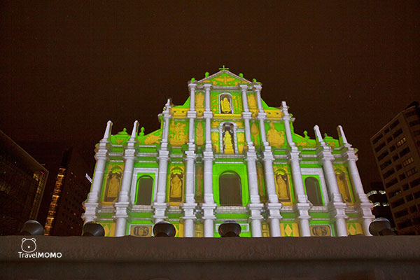 LED laser show of the Ruins of St. Paul in 2016 Sapporo Snow Festival. 2016年札幌雪祭澳門牌坊雪像燈光表演