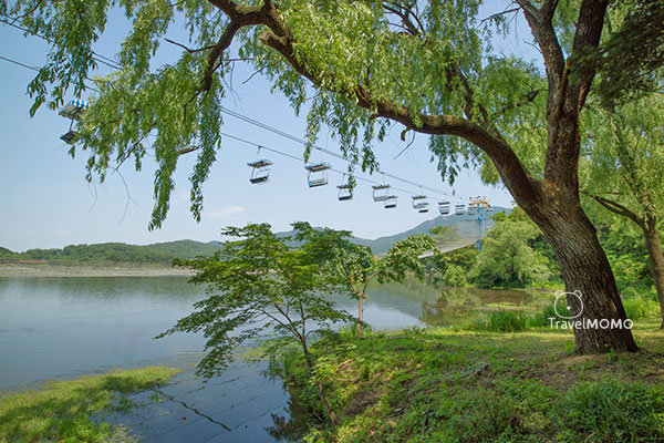 Sky chairs in Seoul Grand Park 首爾大公園的空中吊車