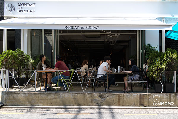Monday to Sunday cafe in Gangnam 