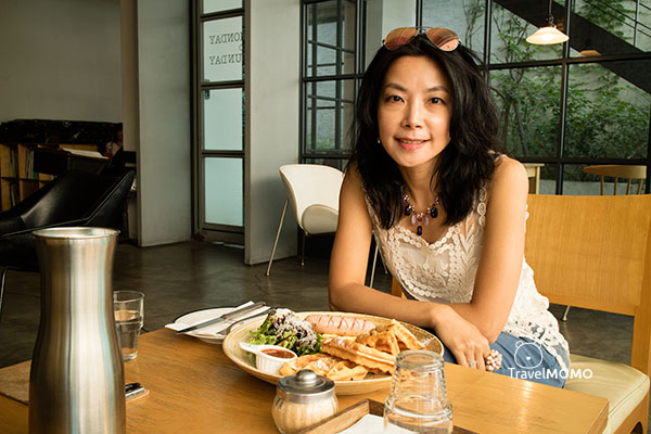 Monday to Sunday cafe in Gangham