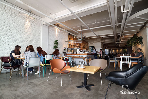 Monday to Sunday cafe in Gangham