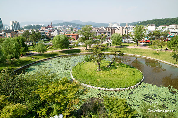 Bangkwasuryujeong Pavilion 訪花隨柳亭