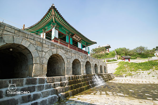 Hwahongmun Gate 華虹門