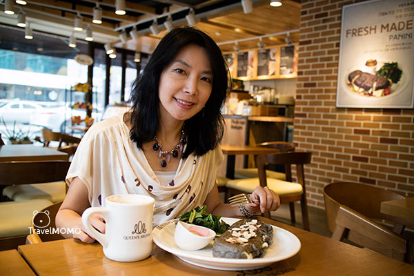 Queen's Brown cafe in Busan