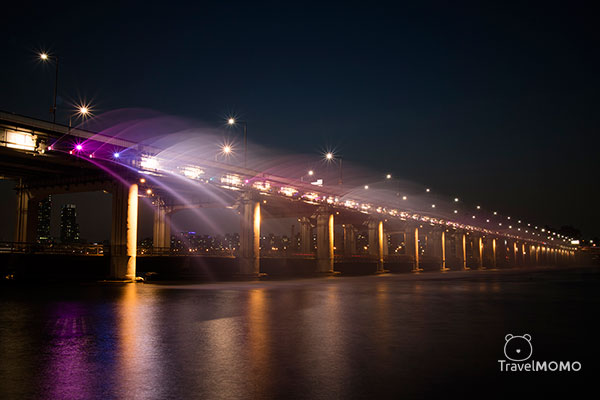 Banpodaegyo Bridge Moonlight Rainbow Fountain