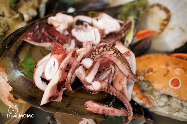 The squid was also cut into bite size, making it easy for the customers.  魷魚也被剪開，方便顧客。