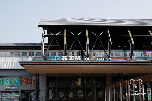 Kochi Station. 高知站。